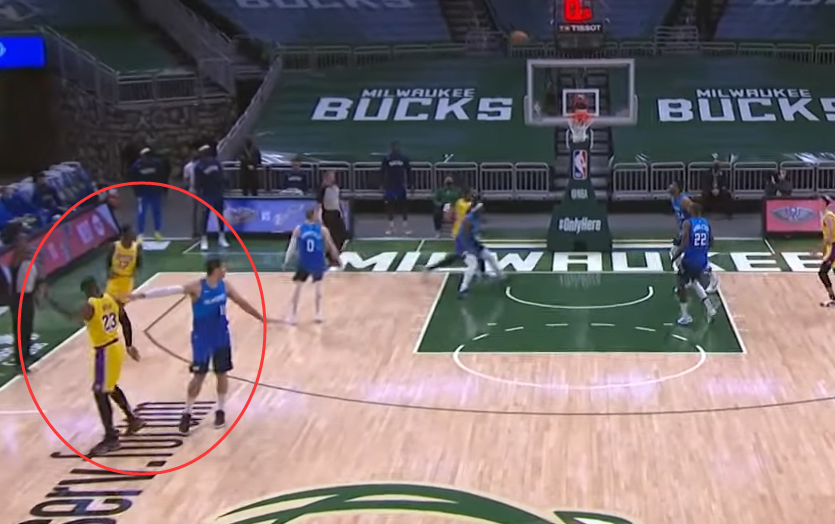 【影片】詹姆斯壓哨三分終結比賽!提前豎手指霸氣慶祝,他就是如此自信!-黑特籃球-NBA新聞影音圖片分享社區