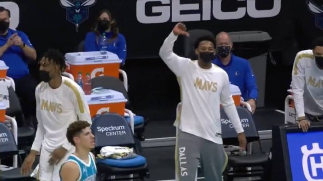 30分鐘轟30+準大三元!東契奇又打出瘋狂一戰,卻遭場下隊友「鄙視」!(影)-黑特籃球-NBA新聞影音圖片分享社區