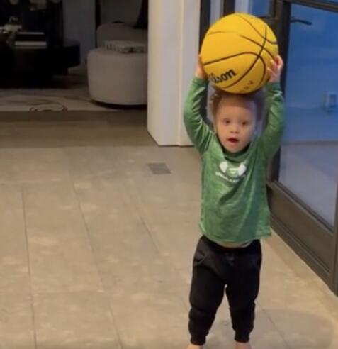 影片】柯瑞2歲兒子Canon已經會運球了？妻子Ayesha喊話萌神：用3年時間讓他練出來！ - 黑特籃球-NBA新聞影音圖片分享社區