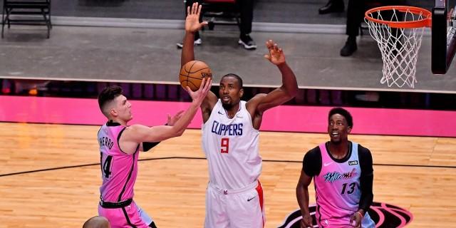 Rising Clippers charge past slumping Heat