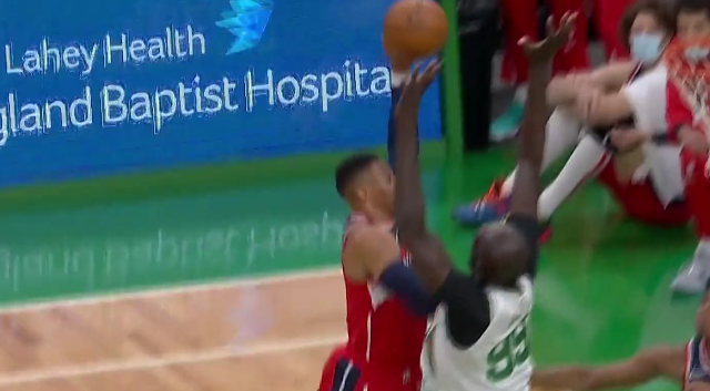 【影片】尷尬！威少欲隔扣2米31中鋒，卻被綠軍吉祥物直接血帽倒地！-黑特籃球-NBA新聞影音圖片分享社區