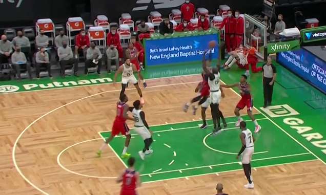 【影片】尷尬！威少欲隔扣2米31中鋒，卻被綠軍吉祥物直接血帽倒地！-黑特籃球-NBA新聞影音圖片分享社區