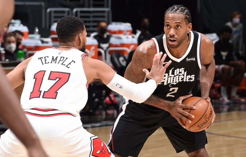 NBA／巨大怪手是你！Kawhi Leonard 用單手握住兩個寶特瓶，球迷驚：真的好大- JUKSY 街星