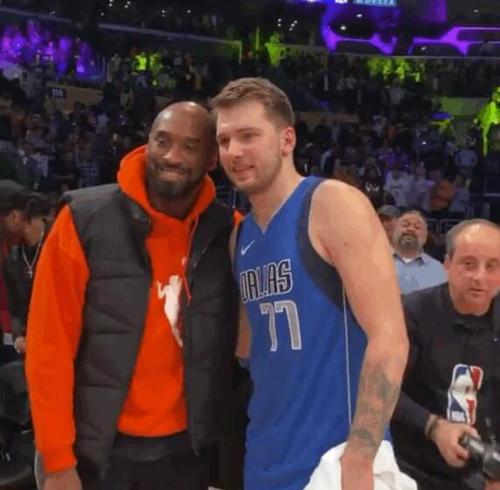 黑曼巴為何受球員尊重和球迷喜愛?盤點Kobe的暖心瞬間,可謂細節見人品!-黑特籃球-NBA新聞影音圖片分享社區