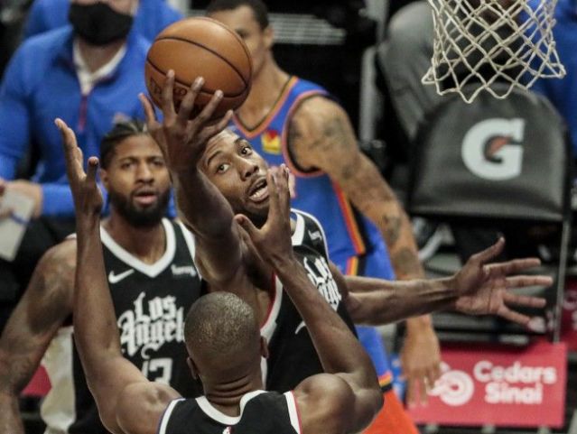 Kawhi Leonard closes win with Paul George on bench, Patrick Beverley in  locker room