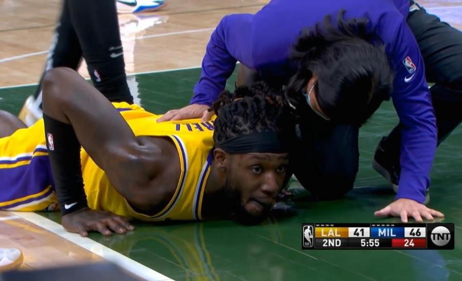 【影片】一級惡意犯規!字母哥突破中肘擊Harrell面部,後者痛苦倒地,一眉哥等人表達不滿!-黑特籃球-NBA新聞影音圖片分享社區