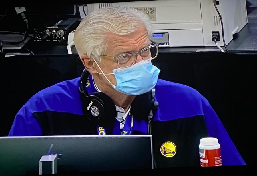 【影片】這一幕有洋蔥!82歲記分員正式退役,勇士為他舉辦儀式,柯瑞為他撿球,命中後全隊慶祝!-黑特籃球-NBA新聞影音圖片分享社區