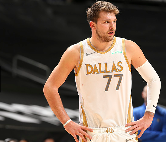 30分鐘轟30+準大三元!東契奇又打出瘋狂一戰,卻遭場下隊友「鄙視」!(影)-黑特籃球-NBA新聞影音圖片分享社區