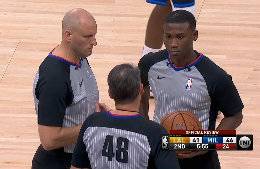 【影片】一級惡意犯規!字母哥突破中肘擊Harrell面部,後者痛苦倒地,一眉哥等人表達不滿!-黑特籃球-NBA新聞影音圖片分享社區