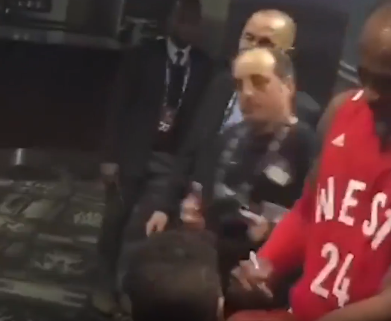 黑曼巴為何受球員尊重和球迷喜愛?盤點Kobe的暖心瞬間,可謂細節見人品!-黑特籃球-NBA新聞影音圖片分享社區