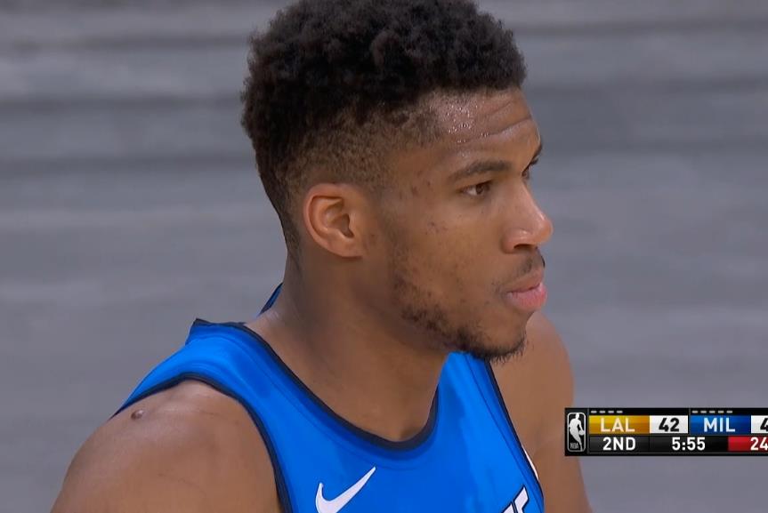 【影片】一級惡意犯規!字母哥突破中肘擊Harrell面部,後者痛苦倒地,一眉哥等人表達不滿!-黑特籃球-NBA新聞影音圖片分享社區