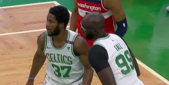 【影片】尷尬！威少欲隔扣2米31中鋒，卻被綠軍吉祥物直接血帽倒地！-黑特籃球-NBA新聞影音圖片分享社區