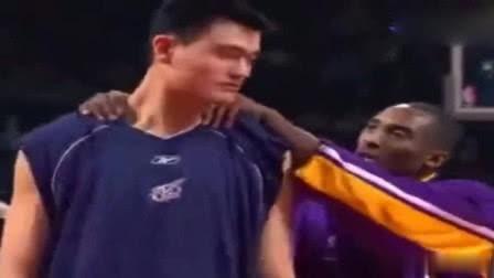 黑曼巴為何受球員尊重和球迷喜愛?盤點Kobe的暖心瞬間,可謂細節見人品!-黑特籃球-NBA新聞影音圖片分享社區