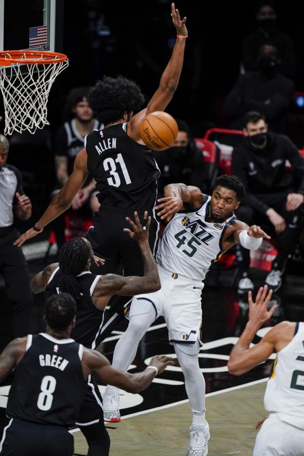 Kyrie Irving leads undermanned Nets to 130-96 rout of Jazz | The Seattle Times