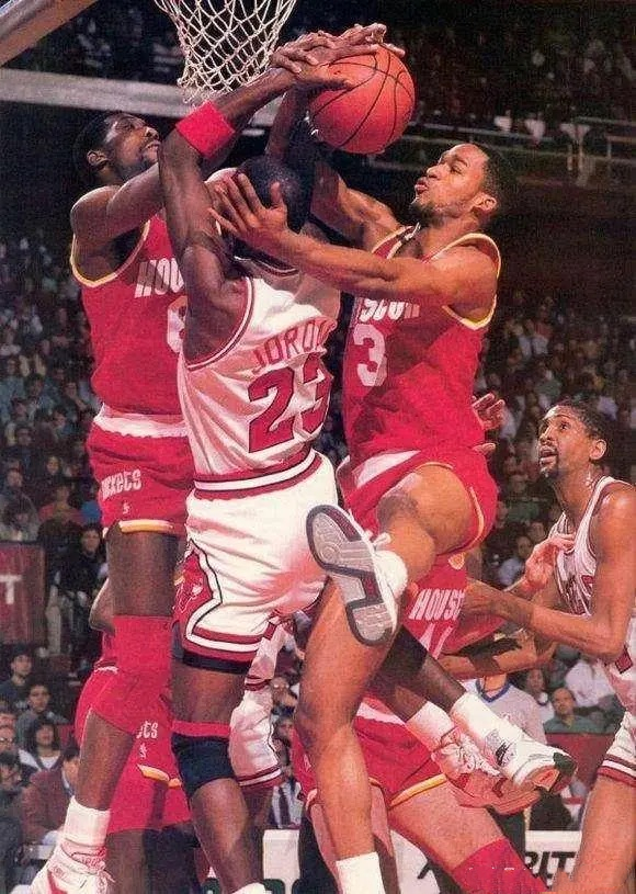 超級巨星的防守待遇:喬丹能安全落地算幸運,詹姆斯被惡犯能出集錦!-黑特籃球-NBA新聞影音圖片分享社區