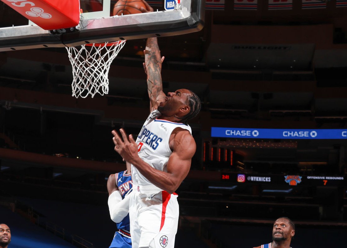 NEW YORK, NY - JANUARY 31: Kawhi Leonard #2 of the LA Clippers dunks the ball during the game against the New York Knicks on January 31, 2021 at Madison Square Garden in New York City, New York. NOTE TO USER: User expressly acknowledges and agrees that, by downloading and or using this photograph, User is consenting to the terms and conditions of the Getty Images License Agreement. Mandatory Copyright Notice: Copyright 2021 NBAE (Photo by Nathaniel S. Butler/NBAE via Getty Images)