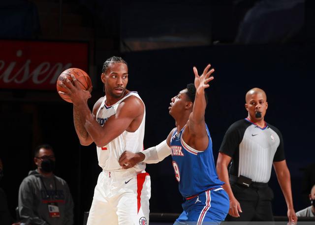 NEW YORK, NY - JANUARY 31: Kawhi Leonard #2 of the LA Clippers looks to pass the ball during the game against the New York Knicks on January 31, 2021 at Madison Square Garden in New York City, New York. NOTE TO USER: User expressly acknowledges and agrees that, by downloading and or using this photograph, User is consenting to the terms and conditions of the Getty Images License Agreement. Mandatory Copyright Notice: Copyright 2021 NBAE (Photo by Nathaniel S. Butler/NBAE via Getty Images)