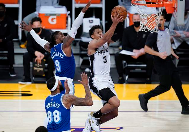 連續3場被雪藏！湖人兩員大將竟無球可打？沃格爾是這樣解釋的！-黑特籃球-NBA新聞影音圖片分享社區