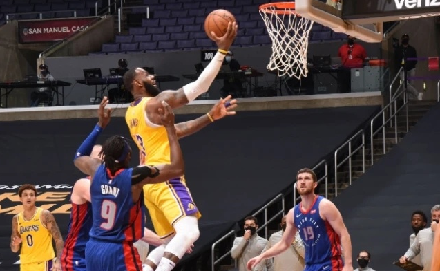 又一數據領跑聯盟！詹姆斯關鍵時刻8顆三分太狠，誰還敢說他關鍵能力不行？-黑特籃球-NBA新聞影音圖片分享社區