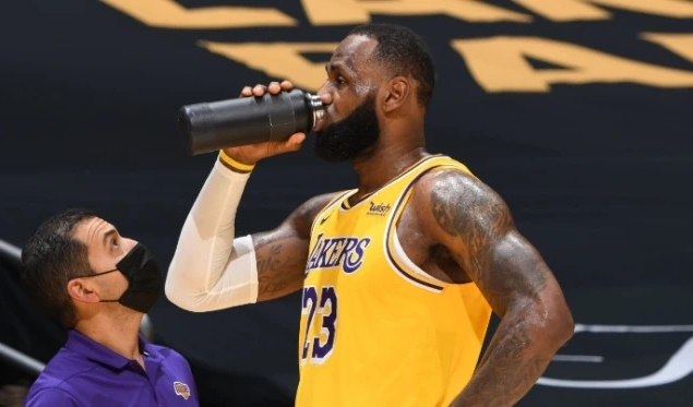 又一數據領跑聯盟！詹姆斯關鍵時刻8顆三分太狠，誰還敢說他關鍵能力不行？-黑特籃球-NBA新聞影音圖片分享社區