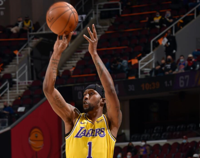 KCP讓球迷們直呼真香！湖人4千萬神槍百回合贏15分，詹皇最佳護衛千金不換！（影）-黑特籃球-NBA新聞影音圖片分享社區