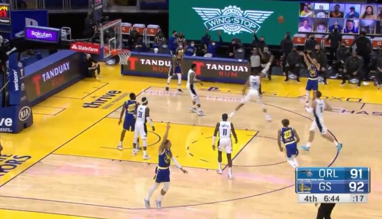 【影片】離譜！隊友找到空位Curry，但他還沒出手隊友的慶祝動作就已經快做完！-黑特籃球-NBA新聞影音圖片分享社區