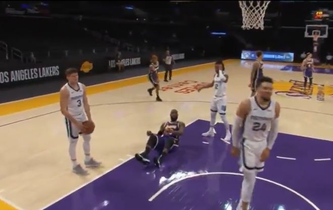 【影片】演技誇張！詹姆斯假摔氣笑對手，裁判吹灰熊犯規，解說：這是在開玩笑嗎？-黑特籃球-NBA新聞影音圖片分享社區