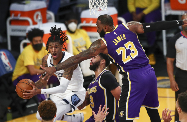 【影片】演技誇張！詹姆斯假摔氣笑對手，裁判吹灰熊犯規，解說：這是在開玩笑嗎？-黑特籃球-NBA新聞影音圖片分享社區