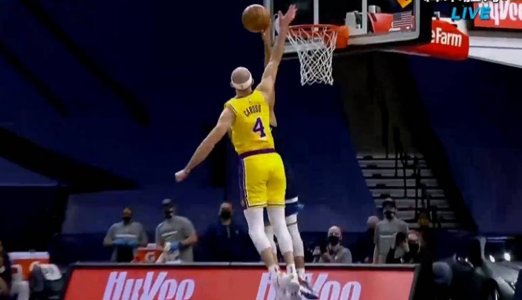 【影片】單節10次失誤還領先!詹姆斯出現失誤丟球,禿曼巴遮天大帽奮力補鍋!-黑特籃球-NBA新聞影音圖片分享社區