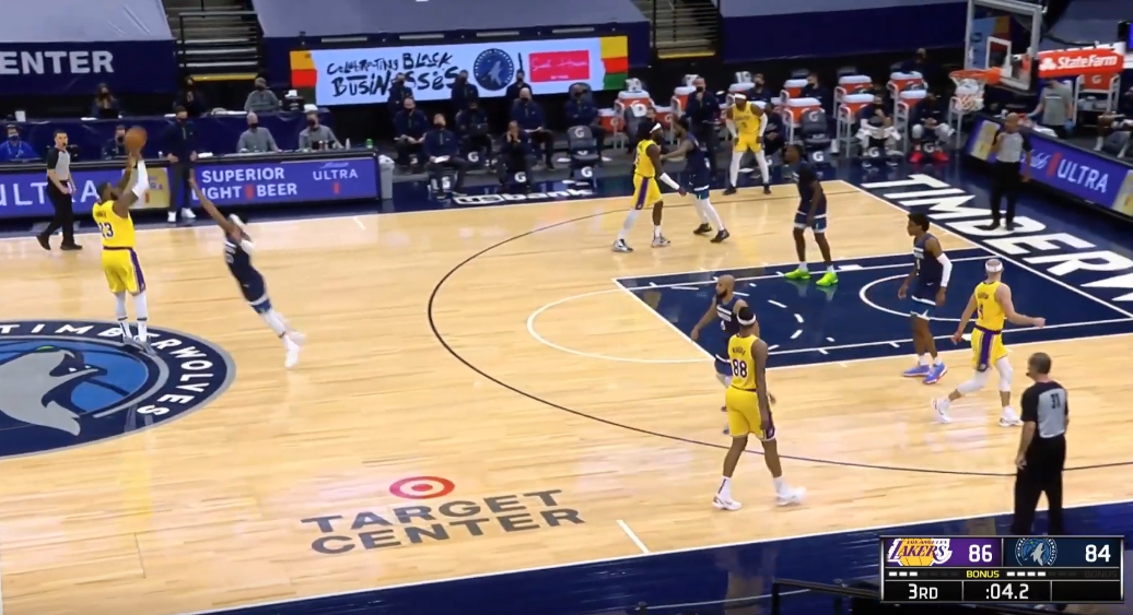 【影片】突施冷箭?詹姆斯運球到LOGO位置突然出手三分,結果卻投出「空氣球」!-黑特籃球-NBA新聞影音圖片分享社區