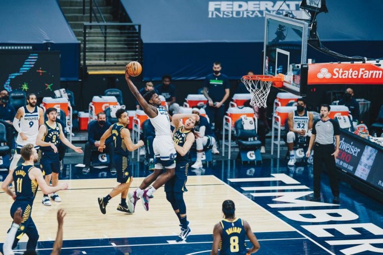 【影片】天賦炸裂！狀元Edwards一步擺脫防守，上演超遠滑翔戰斧劈扣，隊友都驚呆了！-黑特籃球-NBA新聞影音圖片分享社區