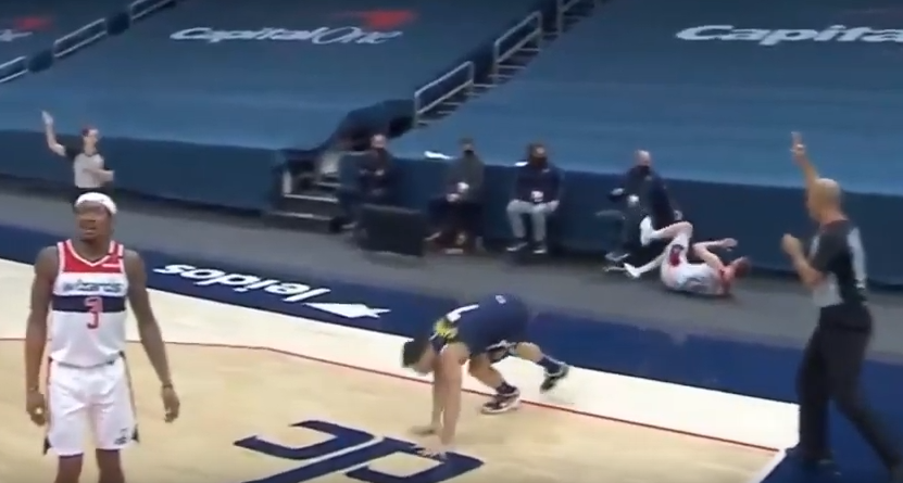 【影片】這動作太危險！Mathews撲防直衝對手身體，將Campazzo直接撞歪！-黑特籃球-NBA新聞影音圖片分享社區