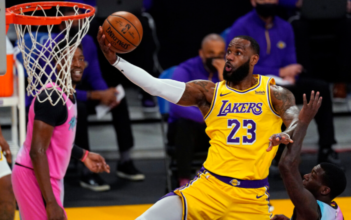 Caruso錯失扳平中投!詹姆斯19+9+9,士官長24+8+5,湖人不敵熱火遭連敗!(影)-黑特籃球-NBA新聞影音圖片分享社區