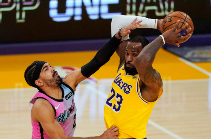 詹姆斯關鍵抄截+傳球可惜沒形成助攻，砍准大三元，但外線8投1中！（影）-黑特籃球-NBA新聞影音圖片分享社區