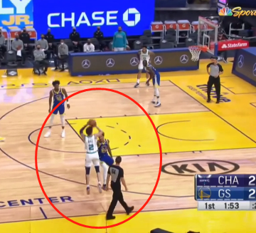 【影片】這也太騷氣了!LaMelo在三分外出手投出面包球,Oubre隨即送出飛吻!-黑特籃球-NBA新聞影音圖片分享社區