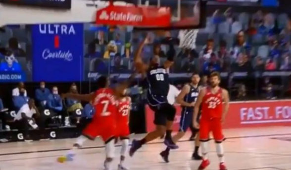 【影片】一級惡意犯規！Gordon肘擊頂翻Lowry，後者爆粗怒噴，兩人恩怨由來已久！-黑特籃球-NBA新聞影音圖片分享社區