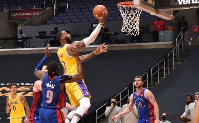 詹皇又一數據領跑聯盟!關鍵時刻8顆三分太狠,誰還敢說他關鍵能力不行?-黑特籃球-NBA新聞影音圖片分享社區