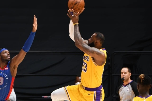 詹皇又一數據領跑聯盟!關鍵時刻8顆三分太狠,誰還敢說他關鍵能力不行?-黑特籃球-NBA新聞影音圖片分享社區