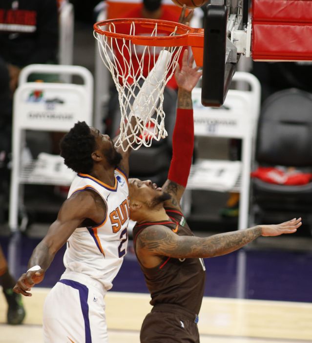 Booker scores 34, Suns roll to 132-100 win over Blazers