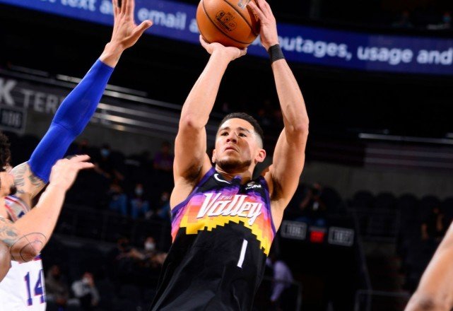 【影片】顏射西門Logo三分!情敵相見Booker狂轟36分,名記:Simmons很恨這個男人!-黑特籃球-NBA新聞影音圖片分享社區