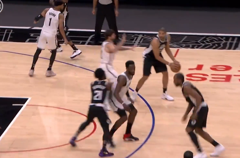 【影片】這動作太狠了!慢鏡頭回放Beverley傷人瞬間,格林離場憤怒踹翻飲料箱!-黑特籃球-NBA新聞影音圖片分享社區