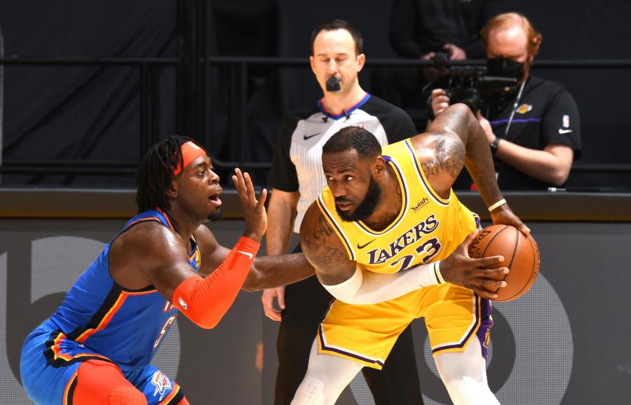 沒空接受採訪!詹姆斯連連續打了三場延長賽,賽後著急回去冰敷+紅酒服務!-黑特籃球-NBA新聞影音圖片分享社區