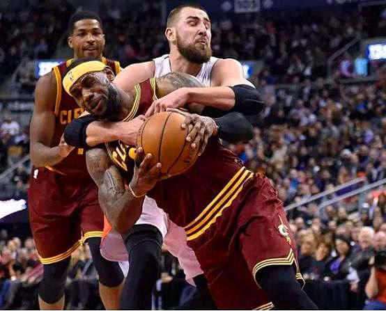 超級巨星的防守待遇:喬丹能安全落地算幸運,詹姆斯被惡犯能出集錦!-黑特籃球-NBA新聞影音圖片分享社區