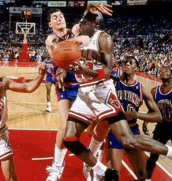 超級巨星的防守待遇:喬丹能安全落地算幸運,詹姆斯被惡犯能出集錦!-黑特籃球-NBA新聞影音圖片分享社區