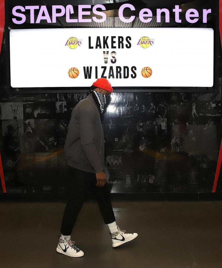 詹姆斯提前4小時進場備戰!紅帽配墨鏡太霸氣,湖人迎戰巫師欲止連敗?-黑特籃球-NBA新聞影音圖片分享社區