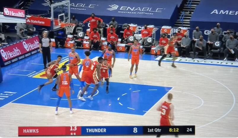 【影片】場面一度陷入混亂!雷霆老鷹的球衣顏色太相近,球迷表示看球太累了!-黑特籃球-NBA新聞影音圖片分享社區