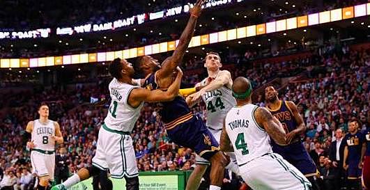 超級巨星的防守待遇:喬丹能安全落地算幸運,詹姆斯被惡犯能出集錦!-黑特籃球-NBA新聞影音圖片分享社區