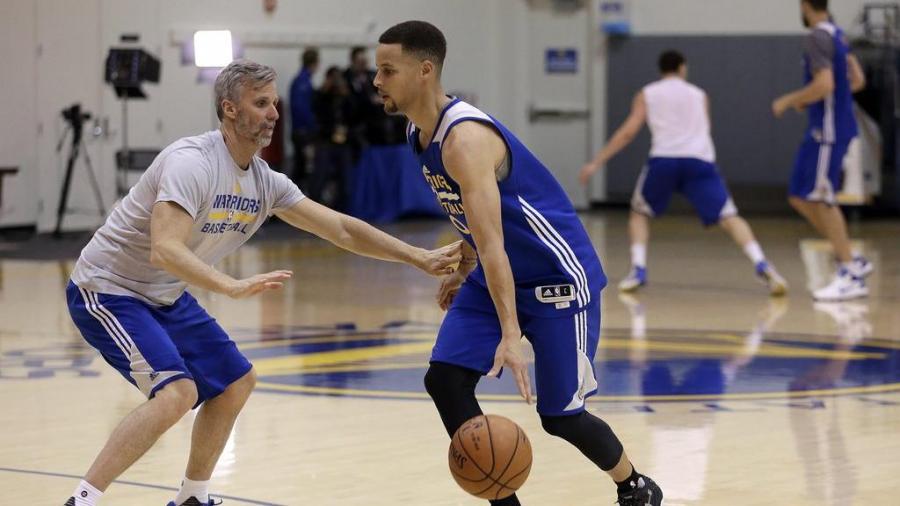 Curry的投籃訓練師透露:每年Curry都要完成7萬次投籃,要訓練任何情況下的投籃!-黑特籃球-NBA新聞影音圖片分享社區