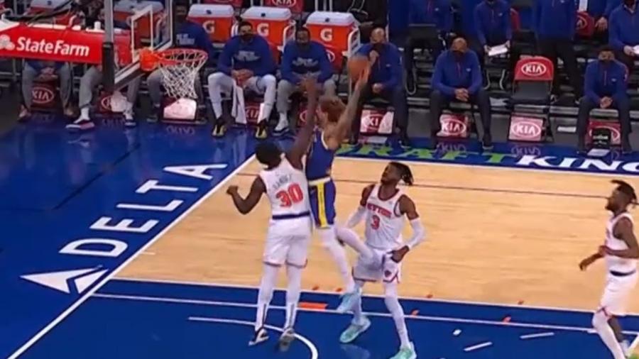 Kelly Oubre tries to put back Steph Curry's miss from 5 feet away | Warriors vs Knicks - YouTube