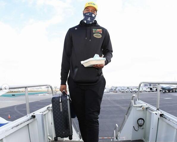 湖人好消息!眾球員登機前往灣區,禿曼巴腦震蕩無礙,仍隨隊出戰!-黑特籃球-NBA新聞影音圖片分享社區